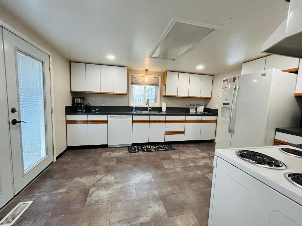 Little Blue Bungalow On Boise'S Bench, Pet Friendly, Fully Fenced Yard With Doggie Door! 2 Miles From Bsu, 5 Minutes From Downtown Boise, Desk And Workstation For Remote Workers, 2 Tv'S Large Walk-In Closet, Good For Mid-Term Stays Luaran gambar